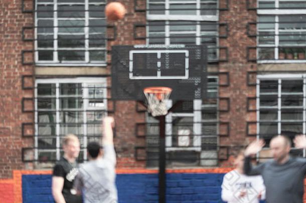 街篮球青年朋友玩模糊背景活跃的生活方式体育年轻的人