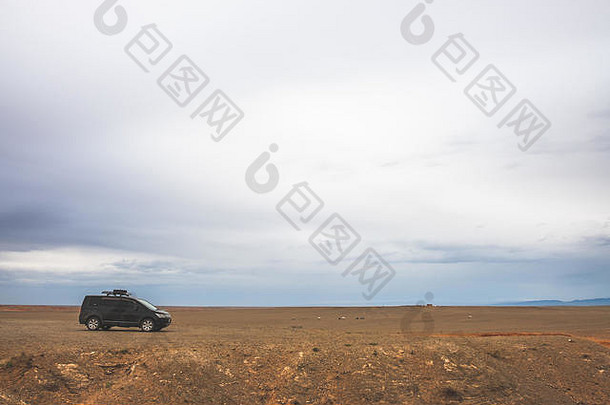 黑色的车停巨大的景观戈壁沙漠狂风暴雨的一天