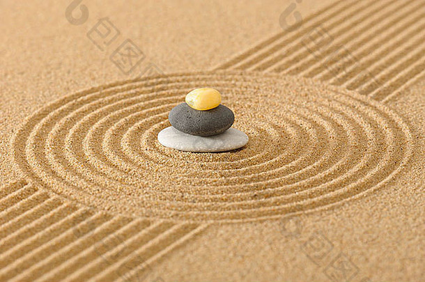 Zen花园沙子堆放石头