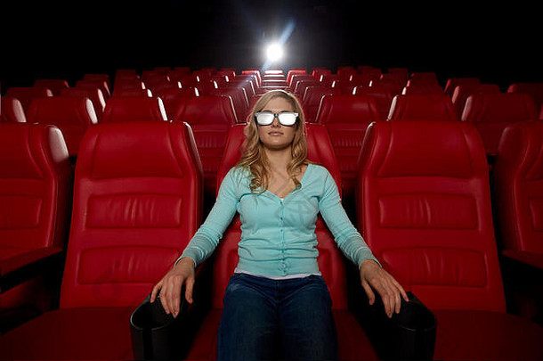 年轻的女人看电影剧院