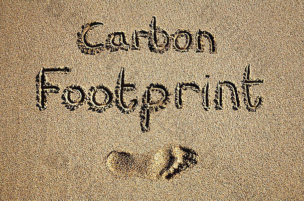 碳足迹写沙子海滩