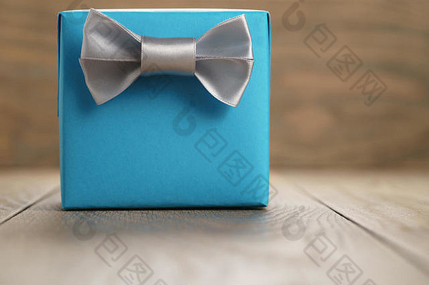 光蓝色的礼物盒子简约银丝带弓木表格
