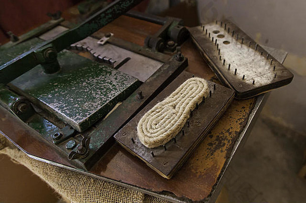 细节传统的制造拖鞋手工制作的工作