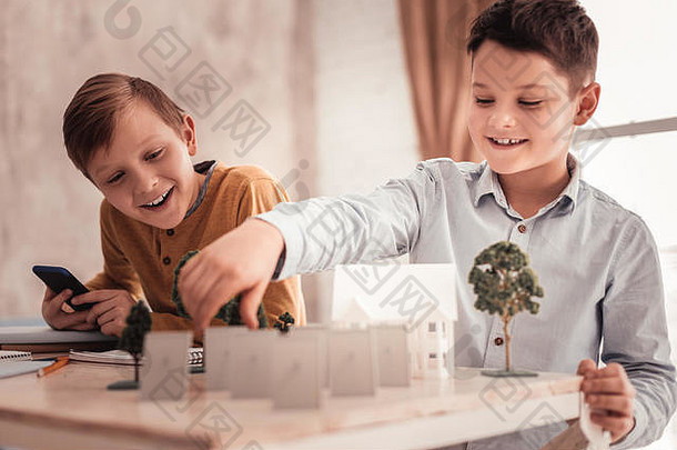 好奇的男生建筑模型分离房子