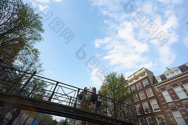 传统的桥运河城市中心阿姆斯特丹明亮的阳光