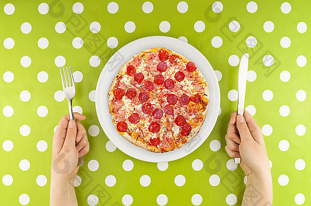 女人吃披萨高加索人女手晚餐表格持有叉刀板服务意大利辣香肠披萨