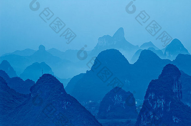 美丽的长河岩溶山景观yangshuo桂林中国
