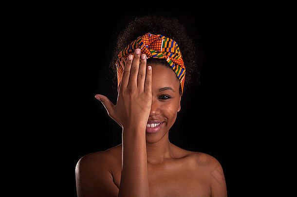 年轻的美丽的非洲女人孤立的黑色的背景