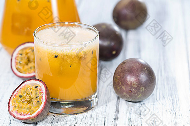 玻璃maracuja汁新鲜的水果木背景