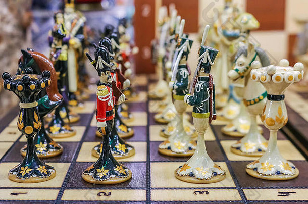 色彩斑斓的复古的传统的俄罗斯手雕刻画木国际象棋集纪念品商店圣彼得堡俄罗斯