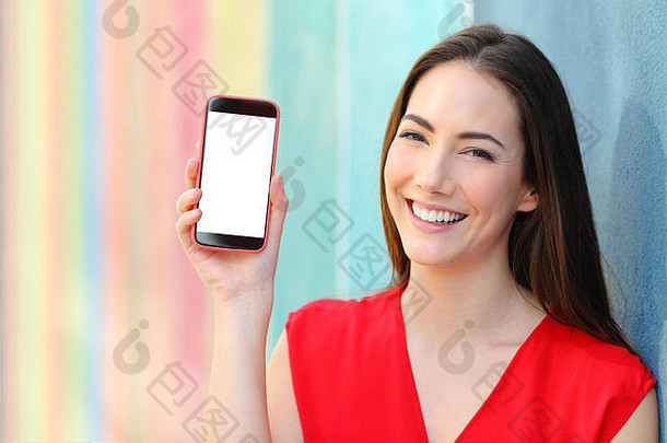 前面视图肖像快乐女人红色的显示相机聪明的电话屏幕色彩斑斓的街