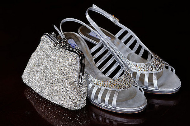 新娘银鞋子闪亮的手提包