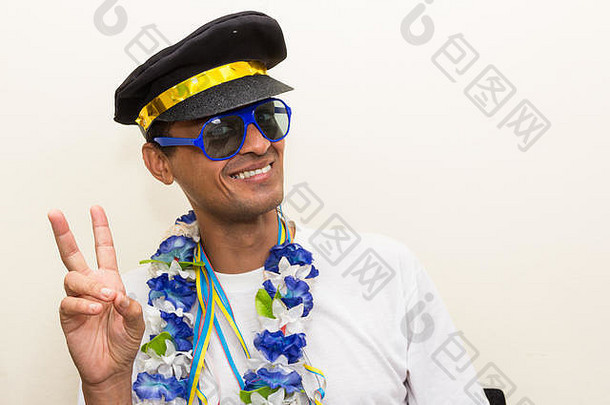 黑色的男人。穿着队长飞行员穿太阳镜夏威夷项链<strong>狂欢</strong>节聚会，派对微笑形式信