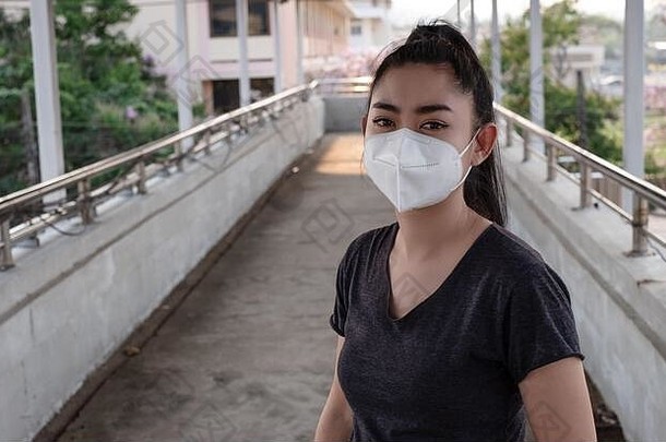黑色的衬衫女人站把呼吸器面具保护机载呼吸疾病流感科维德冠状病毒