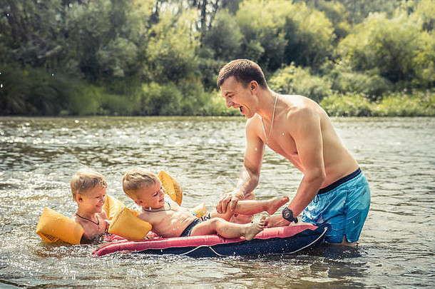 快乐微笑父亲玩孩子们儿子游泳生活方式肖像概念快乐亲子鉴定童年夏天假期