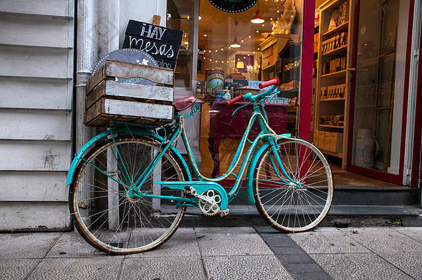 绿色自行车覆盖灯商店
