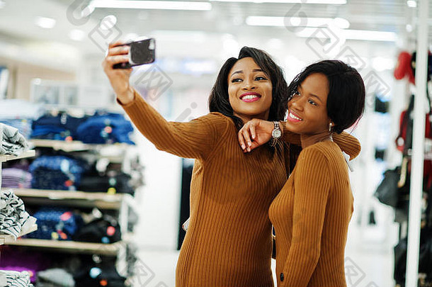 模型非洲美国女人棕色（的）束腰外衣衣服构成店里衣服商店使自拍电话时间购物