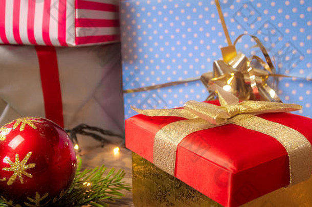 美丽的图像冬天假期庆祝活动礼物盒子发光的灯圣诞节装饰木背景