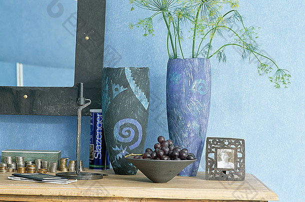 特写镜头现代灰色的蓝色的陶瓷花瓶控制台表格小照片框架灰色的碗
