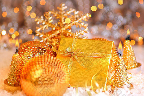 冬天假期背景金现在礼物盒子圣诞节树点缀蜡烛装饰