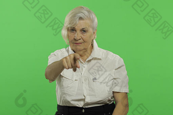 上了年纪的女人点相机微笑漂亮的祖母白色衬衫的地方标志文本浓度关键绿色屏幕<strong>背景</strong>