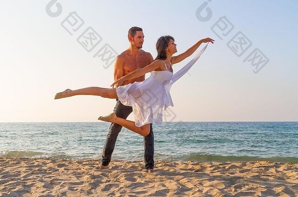 夏天下午桑迪海滩海洋背景年轻的夫妇实践跳舞场景