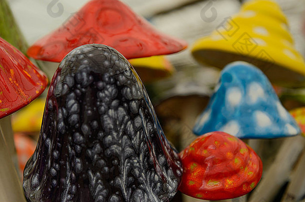 充满活力的色彩斑斓的陶瓷蘑菇帽