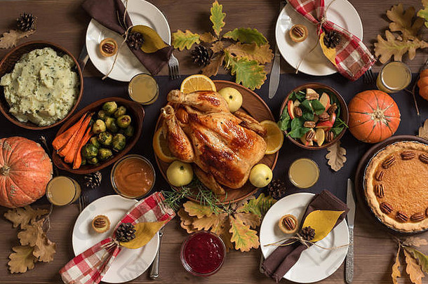 感恩节火鸡晚餐国自制的烤火鸡传统的菜节日感恩节表格前视图