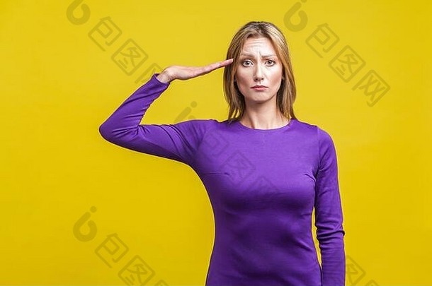 先生!肖像女人优雅的紧紫色的衣服站耶和华见证人手头听话细心的相机要去