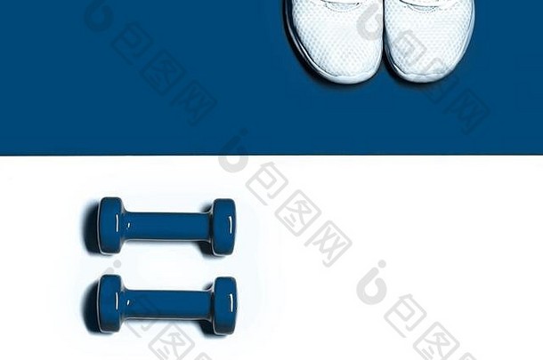 平躺作文蓝色的哑铃运动鞋蓝色的白色背景健身概念