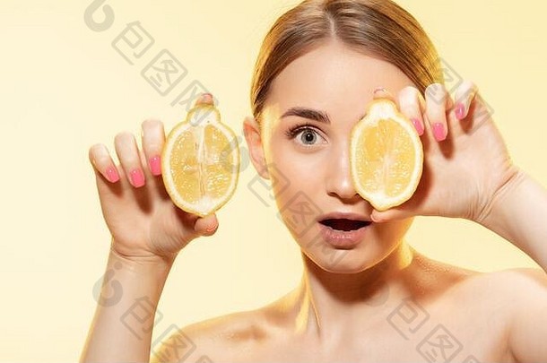 关闭美丽的年轻的女人柠檬片黄色的背景概念化妆品化妆自然生态治疗皮肤护理闪亮的健康的皮肤<strong>时尚</strong>医疗保健