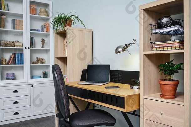 光舒适的青少年房间白色书架工作桌子上移动PC