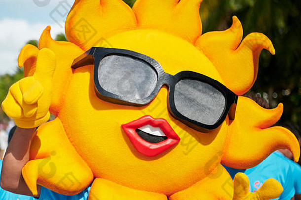 参与者阿提阿提汉节日游行白色海滩长滩岛岛穿太阳服装巨大的太阳眼镜