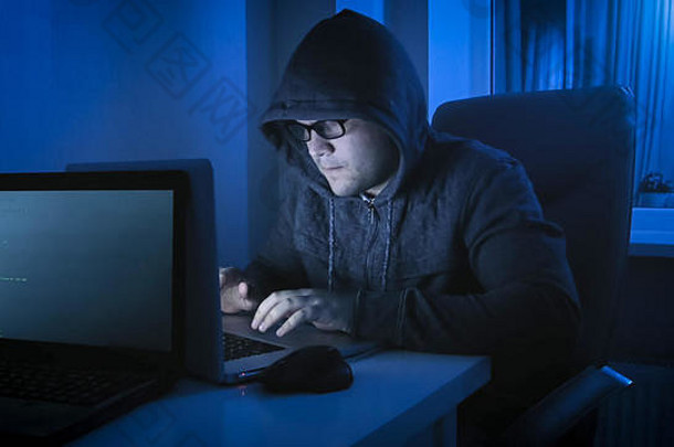 肖像集中黑客打字代码电脑病毒移动PC晚上