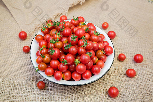 成熟的樱桃西红柿碗