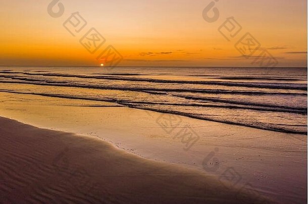日出海海滩太阳关闭地平线平静海高质量照片
