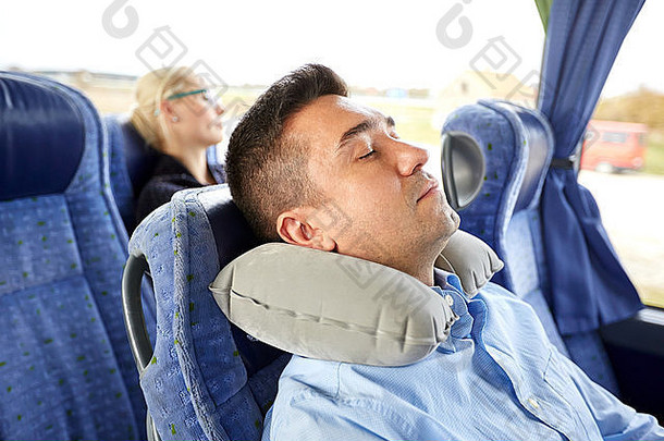 男人。睡觉旅行公共汽车颈枕头