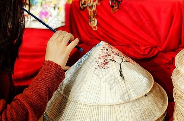 女手绘画传统的中国人他红色的背景
