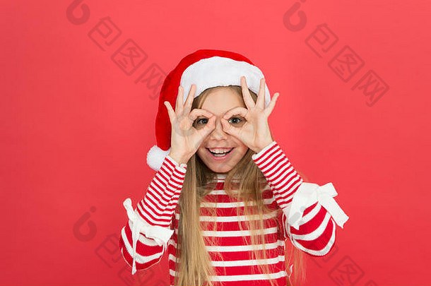 聚会，派对有趣的快乐孩子使眼镜手势<strong>红色</strong>的背景女孩享受圣诞老人老人聚会，派对一年夏娃聚会，派对加入圣诞节聚会，派对庆祝节日季节假期庆祝活动