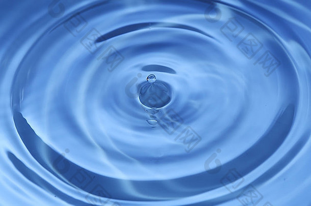水下降涟漪波蓝色的背景清晰的下降液体摘要雨纯度表面飞溅自然清洁裁判
