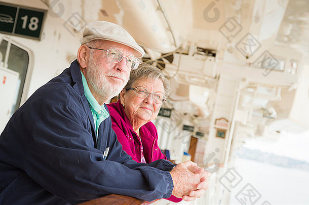 快乐高级夫妇享受视图甲板奢侈品乘客巡航船