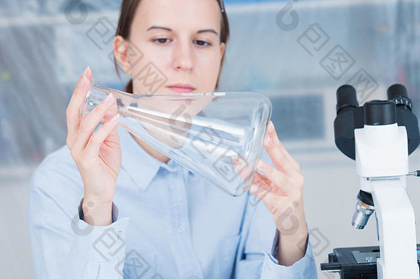 学生女孩玻璃空锥形瓶手