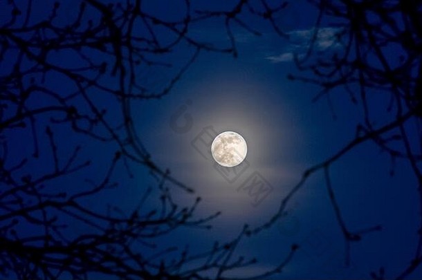 超级月亮4月拍摄西苏塞克斯英格兰走曝光