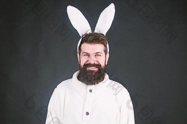 复活节兔子白色兔子象征复活节假期软温柔的的家伙长兔子兔子<strong>耳朵</strong>黑色的背景享受温柔复活节共鸣男人。英俊的脸穿白色兔子<strong>耳朵</strong>