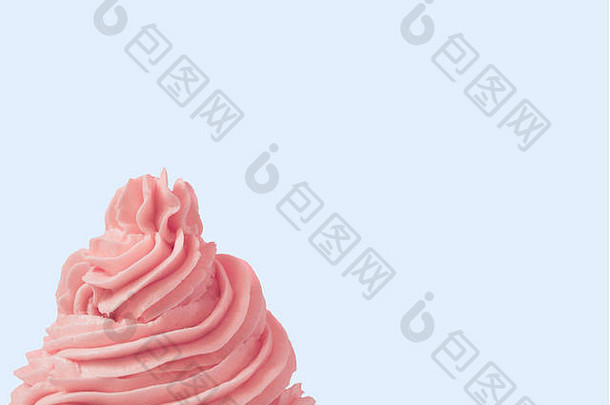 草莓粉红色的冰奶油孤立的蓝色的背景
