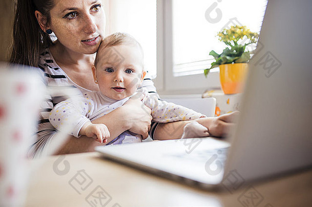 年轻的妈妈。首页办公室电脑女儿