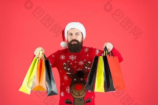 购买商店购物中心有胡子的男人。携带paperbags购买购买订单一年购物防季节出售圣诞节折扣提供免费的礼物购买