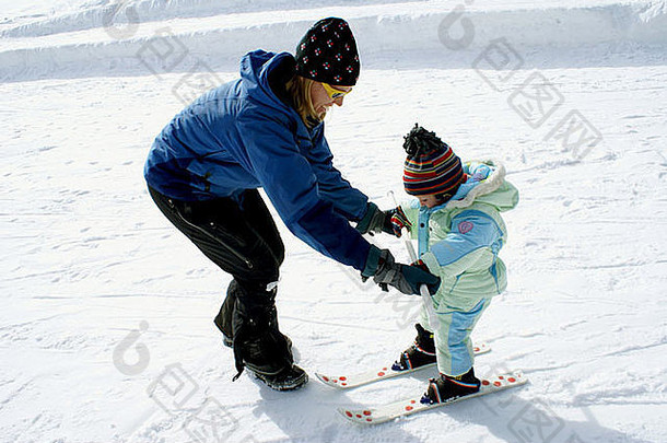 小孩子学习雪滑雪