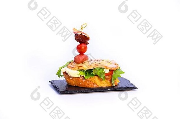 美味的开放三明治各种各样的肉奶酪蔬菜黑暗板光背景西班牙语食物概念