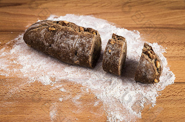 小酒吧用全麦面粉做的面包新鲜使核桃成分木表格